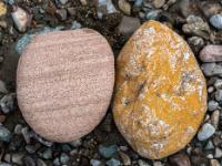 Steinpaar in Hellrot und Ockerfarbe